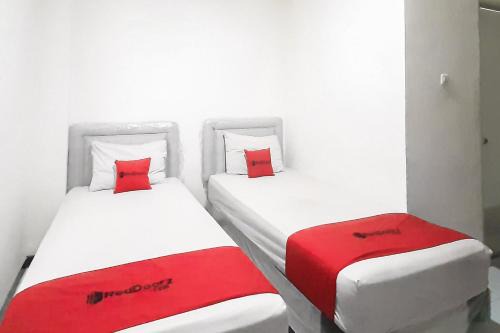 Palembang Hotel | RedDoorz Syariah Near Transmart Mall Palembang