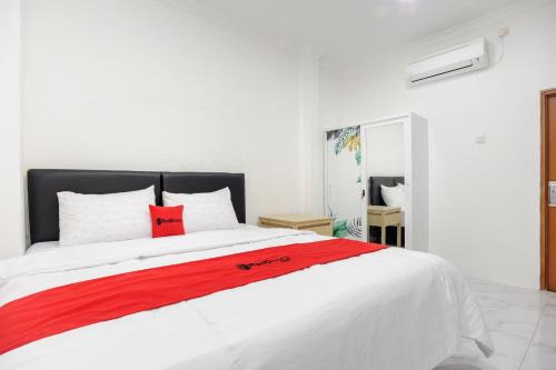 Bekasi Hotel | RedDoorz Syariah @ Sakura Hotel Jatiwaringin