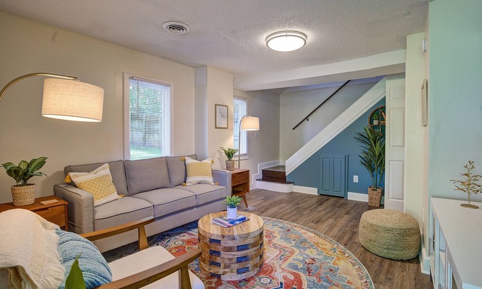 Johnson City Cottage | Redesigned Family/Pet Friendly 🐶 Carriage House Minutes walk to Downtown