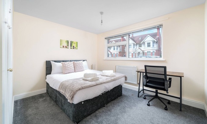 Redhill Apartment | Redhill Retreat - Cozy 2 Bedroom Apartment