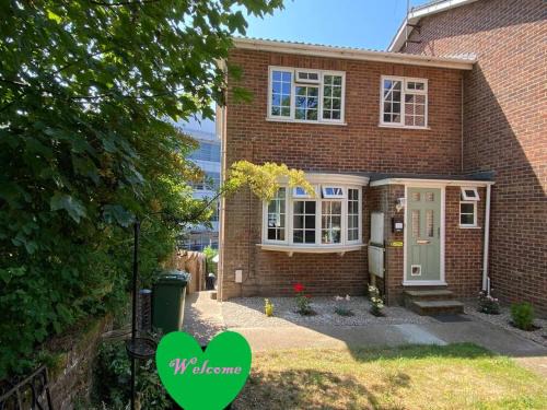 Redhill Apartment | Redhill Town Centre 3 bed House near Gatwick Airport, easy commute to London