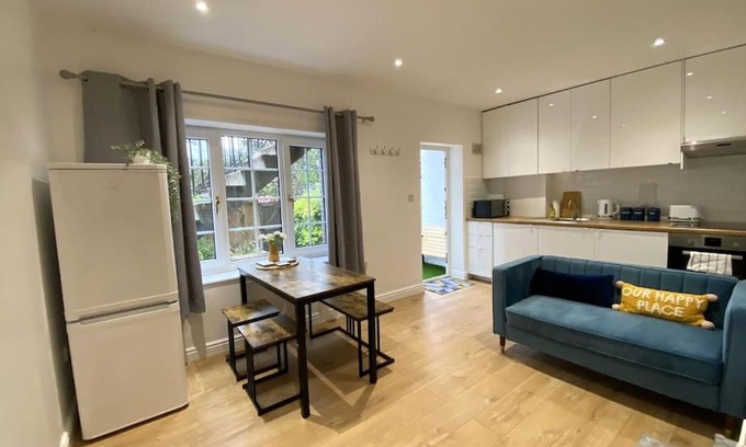 Redhill Apartment | Redhill Town Centre Garden Flat