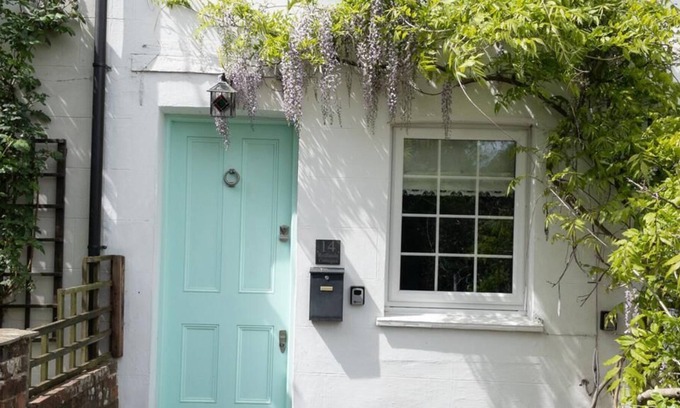 Dorking Cottage | Redlands is a Cosy Characterful 2 Bed Cottage in the Surrey Hills