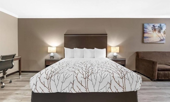 North Redondo Hotel | Redondo Beach Retreat w/Jacuzzi – 15 Minutes from Vibrant Santa Monica!