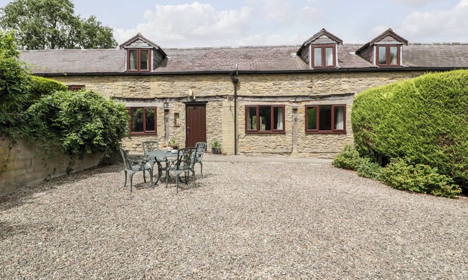 Mortimers Cross Cottage | REDSTART COTTAGE, pet friendly, with a garden in Kingsland