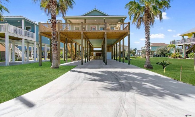Crystal Beach House | Reduced rate! The Wave of it All Tiki Bar Walk to the beach