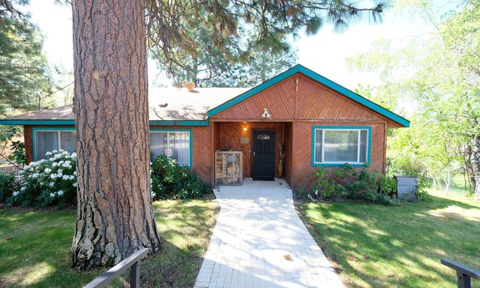 Mount Shasta House | Redwood Garden Cottage