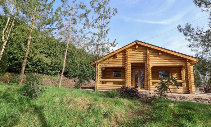 Welsh Frankton Cottage | REDWOOD LODGE, pet friendly, with a garden in Ellesmere
