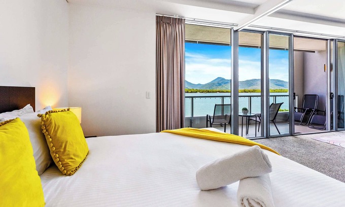 Cairns Central Business District Apartment | Reef@Harbour Lights, Pool,Sauna & Gym