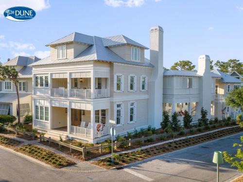 Watercolor House | 'Rees on Wiregrass' - Private Pool, Golf Cart, Carriage House - Lake District, WaterColor, FL home