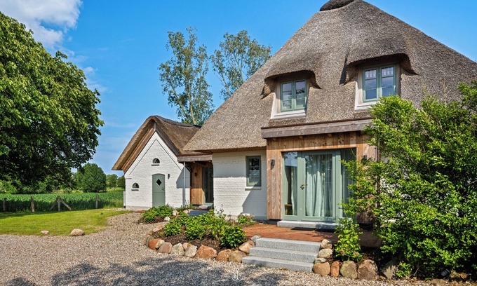 Dorphof House | ReetCottage - secluded location, large garden, wood-burning stove, 2 shower baths, 2 parking spaces