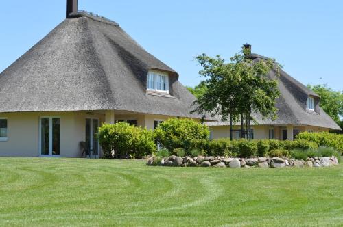 Staberdorf House | Reetdachhaus 5, inkl 2 Parkplätze