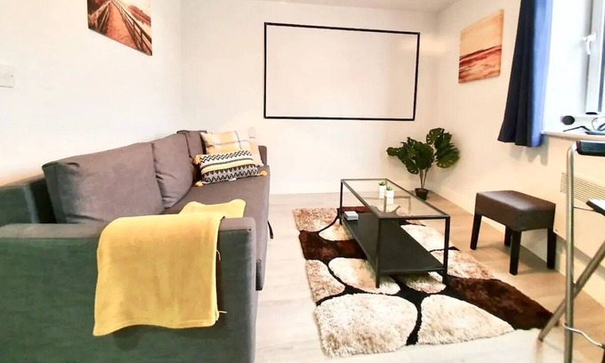 Kirkdale Apartment | Ref.562💫Luxurious Flat, Parking, Near City & LFC