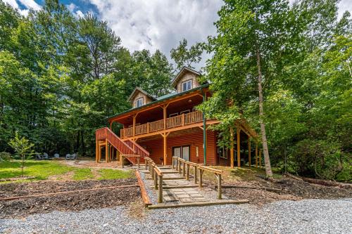 Sautee Nacoochee House | Refreshed Cabin with Spa and Private Deck in Sautee Nacoochee, Georgia