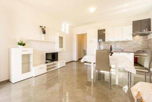 Metajna Apartment | Reful Top modern facility with large terrace or balcony