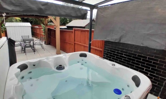 Stonebridge House | Refurb’d 3 bed house near Wembley with Hot Tub!