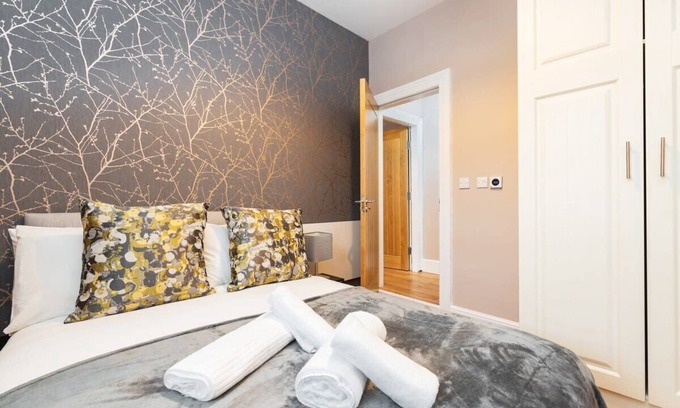 City Centre Dublin Condo | Refurbished 2 BED APT WITH GARDEN Fast WIFI & TV