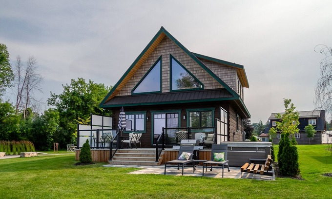 Trent Hills House | Regal Retreat: Cabin 1. As seen on HGTV's Renovation Resort Season 1