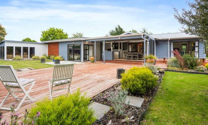 Martinborough House | Regent Retreat - Martinborough Holiday Home