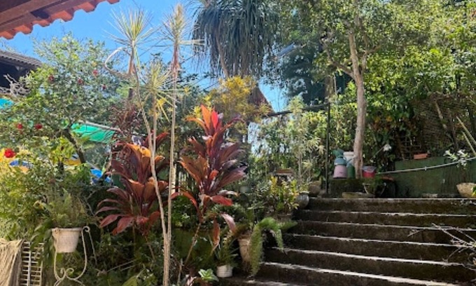 Jacarepagua House | Relax in nature with a mountain climate. Pets are allowed, because of the pool and barbecue.