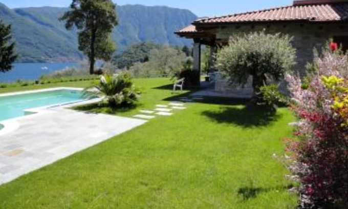 Azzano House | Relax and comfort in the apartment in a villa, with a wonderful view of the lake and private pool