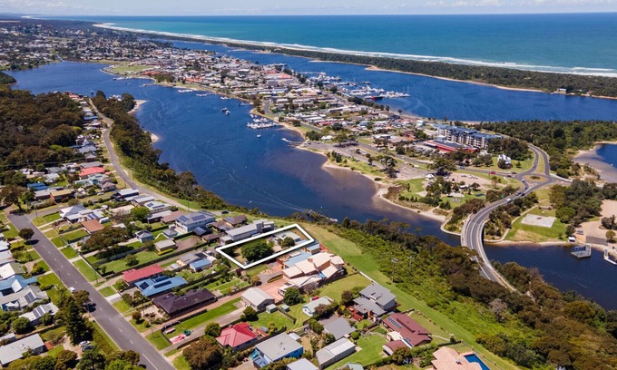 Kalimna House | Relax and enjoy the magnificent 180-degree, uninterrupted water views
