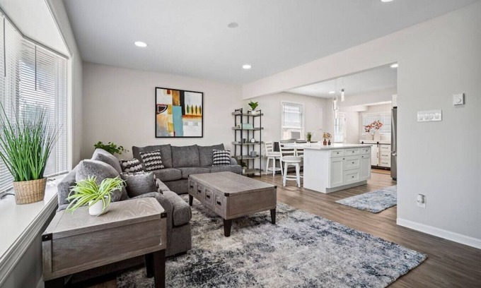 Southend Condo | Relax and enjoy the Beach + Beautifully updated!