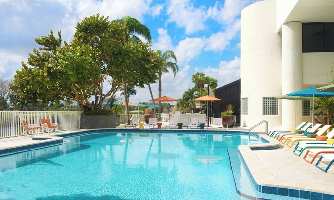 Seybold Hotel | Relax and Recharge! Free Breakfast and Outdoor Pool Access! Pets Allowed!