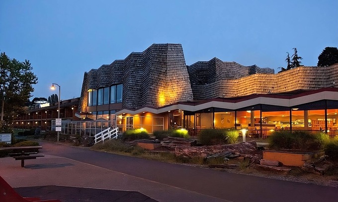 Port Angeles Resort | Relax and Recharge! Outdoor Pool, Pets Allowed Close to Waterfront Park!