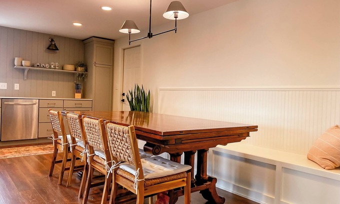 Como House | Relax and Reconnect: Spacious 4-Bedroom Retreat - Minutes from Downtown Geneva