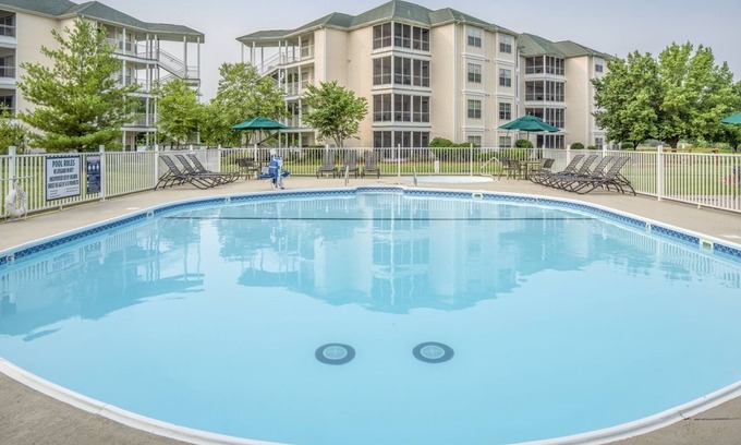 Table Rock Hotel | Relax and Unwind! 2 Classy Units with Kitchen, Pool, Near Moonshine Beach