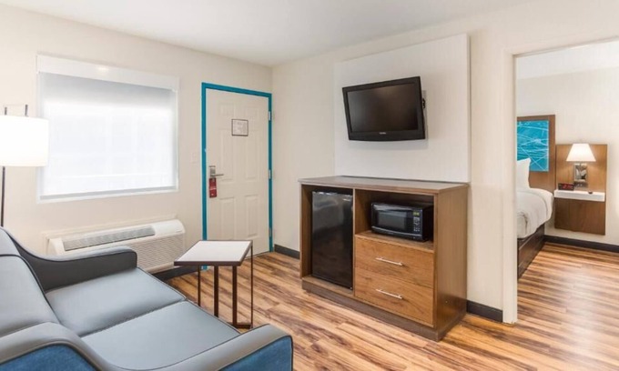 Merry Oaks House | Relax and Unwind! 4 Convenient Units, Free Parking, Easy Access to Downtown