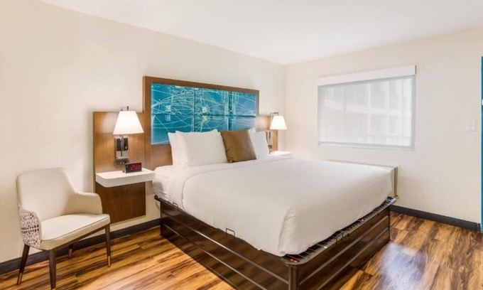 Merry Oaks House | Relax and Unwind! Budget-friendly, Free Parking & Breakfast, Onsite Pool