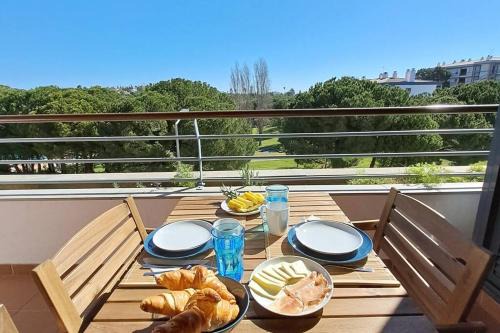 Telheiro Apartment | Relax and unwind : pool, garden, beach & city