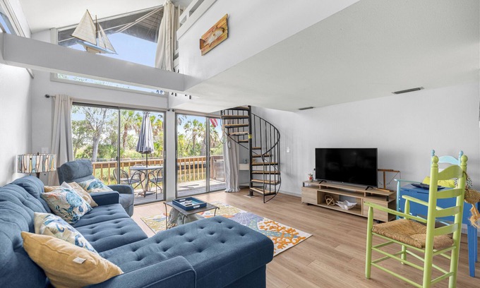Crystal River House | Relax and unwind in this unique waterfront property!