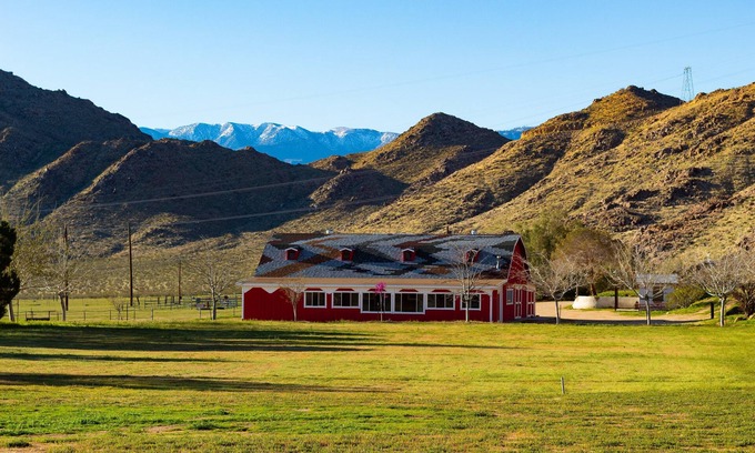 Lucerne Valley Cottage | Relax and unwind at the Sundowner Ranch