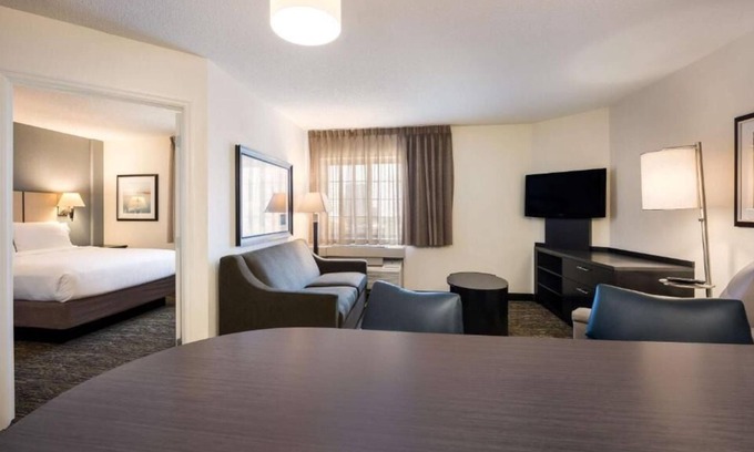 Libertyville House | Relax at 3 Affordable Suites w/Kitchen & Friendly Staff – Ideal for Families