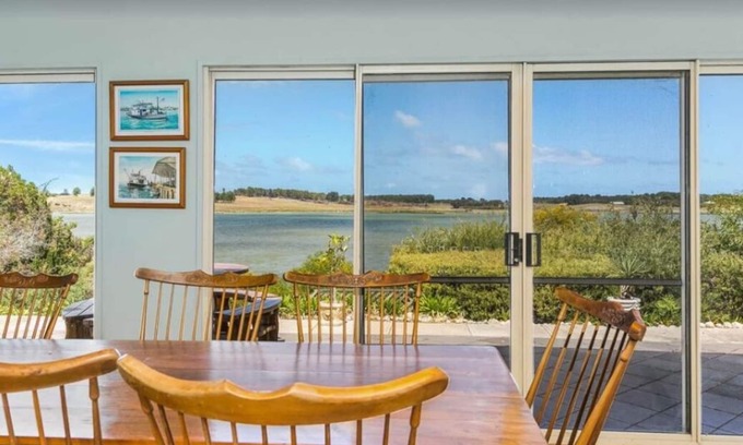 Alexandrina House | Relax at Clayton Bay - Water Front