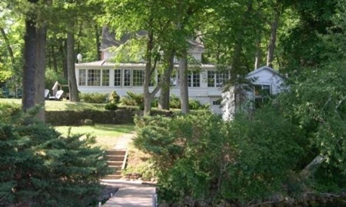 Markesan Cottage | Relax at this Hidden Treasure on the Shore of Green Lake