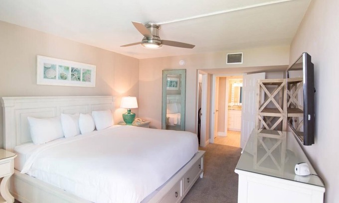 Sanibel Hotel | Relax by the Beach with Pools, Tennis & Hot Tub — 2 Family-friendly Units
