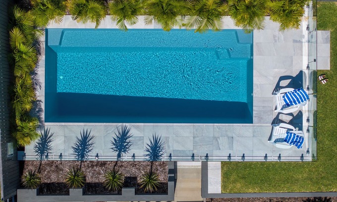 Scotts Head House | RELAX BY THE POOL