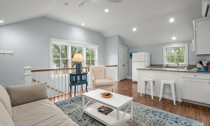 Mount Pleasant Cottage | Relax by the sea, 5 min to Sullivans Island.
