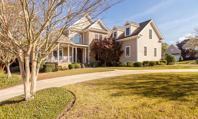 Martinez House | Relax in 5 Bed, 4BA,Gated Golf Com. Home- minutes to National Golf Course