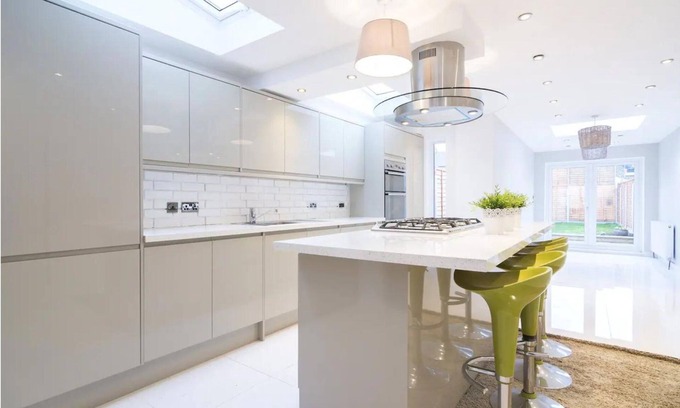 Green Street East House | Relax in a 6-Bedroom House w/a Sunny Garden. Perfect for Group Business Travel!