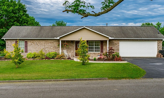 Dandridge House | RELAX in BEAR'S DEN GETAWAY private home!