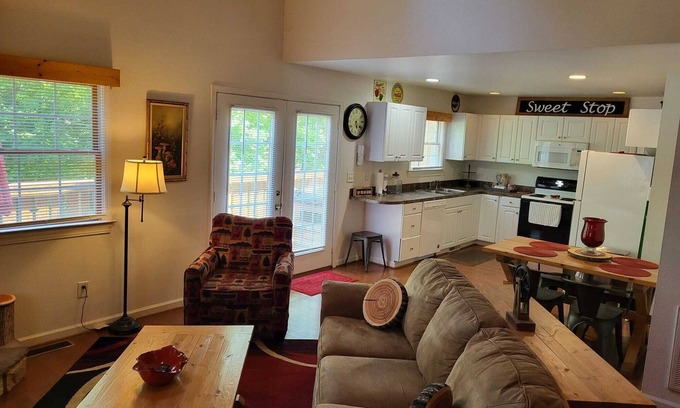 Helen Cottage | Relax in comfort at the Alpine Cottage 2 which is centrally located in Helen.