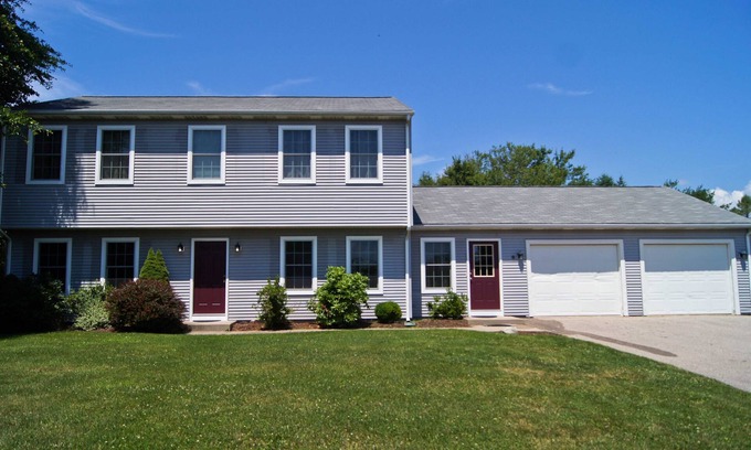 Eastward Look House | RELAX in our clean beach House-AC - Walk to Scarborough