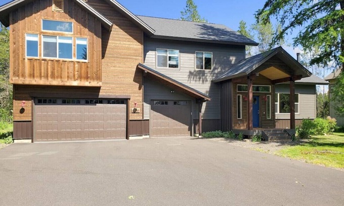 Donnelly Cabin | Relax in Style | Chic Home w/Hot Tub + Mountain Views