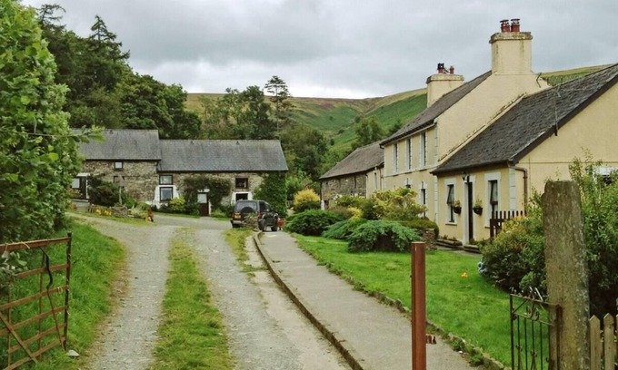 Llanybydder Cottage | Relax in Sunset View Cottage on Cwmiar Farm