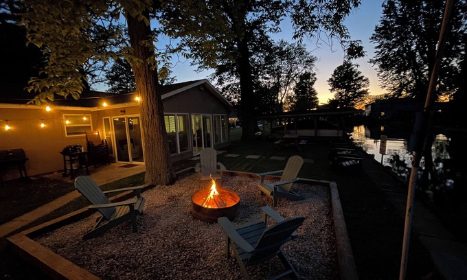 Lakeview House | ❤️ Relax Inn ❤️ WATERFRONT Tecumseh Island Luxury Cottage w DOCK. Sleeps 10!